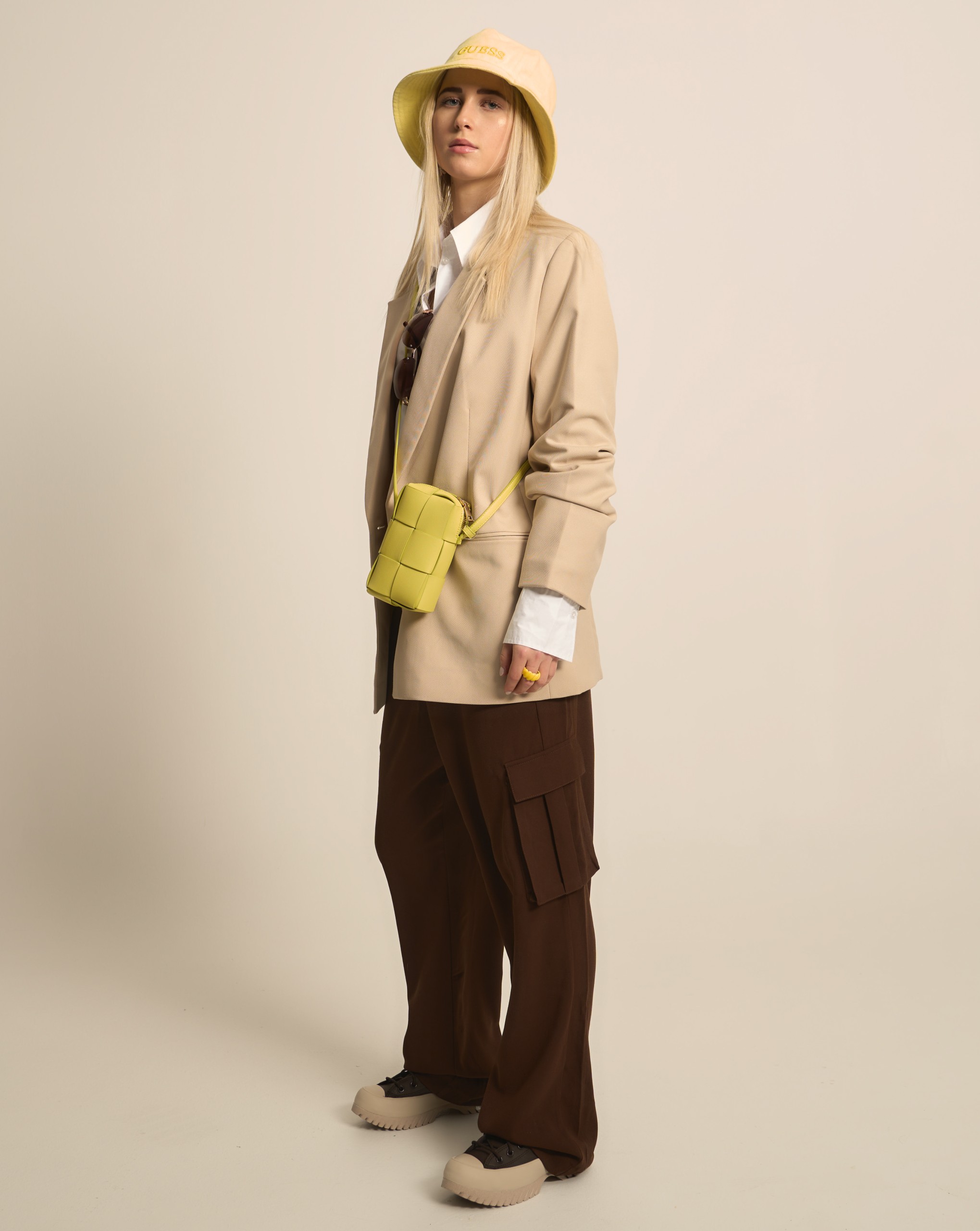 Alternative 2: Gelbe Tasche & Blazer